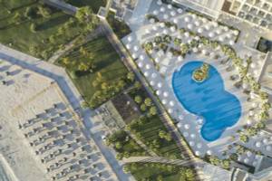 Luftaufnahme des Hipotels Mediterraneo mit Swimmingpool und Strand