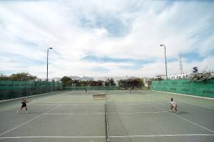 Tennisplatz im Maritim Jolie Ville Resort & Casino Sharm El Sheikh mit zwei Spielern.