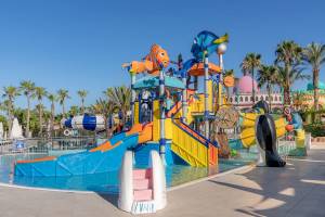 Wasserpark des Sentido Kamelya Fulya Hotels mit bunten Rutschen und Figuren.