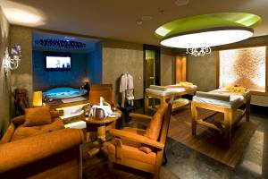 Spa-Behandlungsraum im Sentido Kamelya Fulya Hotel mit Jacuzzi und Massageliegen.