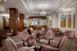 Loungebereich des Sentido Kamelya Fulya Hotels mit pinken Stühlen und einer Bar.