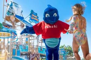 Wasserpark im Lopesan Costa Bavaro Resort mit einem Maskottchen und einem Kind
