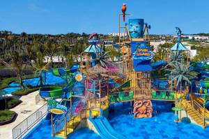 Luftaufnahme des Wasserparks im Lopesan Costa Bavaro Resort Spa & Casino mit verschiedenen Rutschen und Pools.