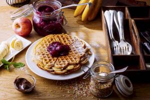 Frühstücksbuffet im Ibis Wien Mariahilf mit Waffeln, Früchten und Zubehör.