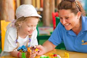 Eine Frau und ein Kind spielen im Kinderclub des Grand Hotel Hurghada.