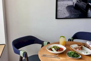Speisetisch im Hotelfoyer mit verschiedenen Gerichten und Getränken