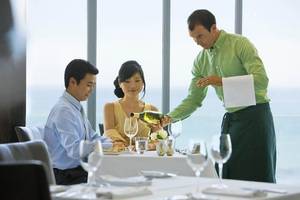Essen im JA Beach Hotel Restaurant mit Blick aufs Meer.