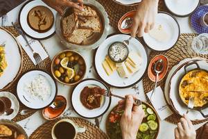 Frühstücksbuffet im Club Marvy mit verschiedenen Gerichten und Getränken.