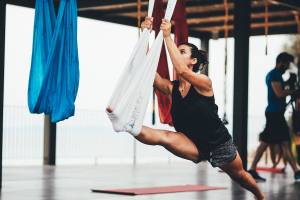 Frau macht Yoga in der Luftseilbahn im Club Marvy.