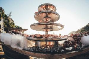 Foto von einem dreistöckigen Edelstahl-Meeresfrüchte-Buffet am Strand, serviert im Club Marvy