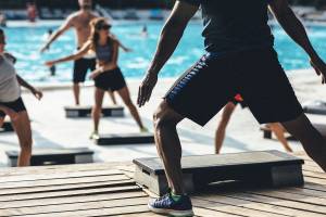 Gruppe von Personen, die auf einer Plattform neben dem Pool im Club Marvy trainieren.