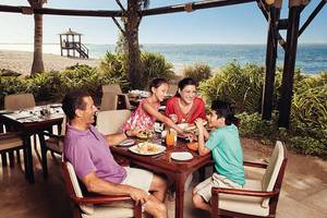Familie im JA Beach Hotel Restaurant mit Blick auf den Strand
