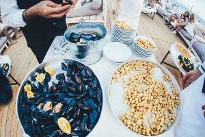 Buffettisch im Club Marvy mit Muscheln, Nüssen und weiteren Gerichten.