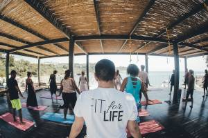 Yoga-Kurs unter freiem Himmel im Club Marvy Hotel mit Blick auf das Meer.