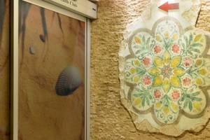 Yigitalp Hotel Eingang mit Strand-Kunstwerk und Pfeil zum Club