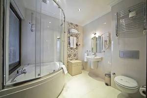 Badezimmer im Antea Palace Hotel & Spa mit Badewanne, Dusche, Waschbecken und Toilette