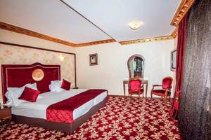 Schlafzimmer im Antea Palace Hotel & Spa mit rotem Teppich und luxuriösem Bett.