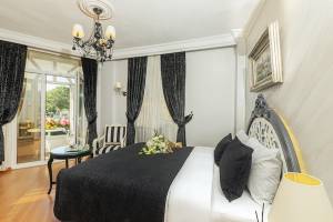 Schlafzimmer im Ipek Palas Hotel mit Bett, Dekor und Lampe