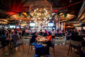 FIVE LUXE JBR Hotel Innenraum mit Gästen an der Bar