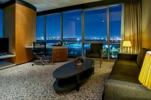 Suite im Doubletree by Hilton Istanbul Moda mit Blick auf die Stadtnacht.