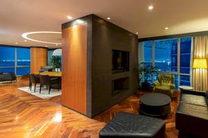 Innenbereich des Doubletree by Hilton Istanbul Moda Hotels mit geometrischen Elementen, Holzböden und Blick auf die Stadt.