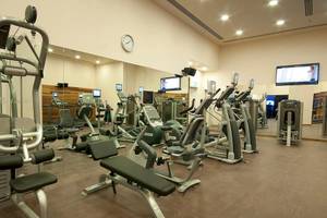Fitnesscenter im Doubletree by Hilton Istanbul Moda Hotel mit diversen Trainingsgeräten und Spiegeln