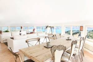 Innenansicht des Esszimmers im Hotel L'Hostellerie du Moulin mit Blick auf das Meer