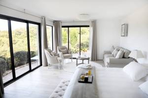 Schlafzimmer im L'Hostellerie du Moulin Hotel mit großer Aussicht auf Landschaft