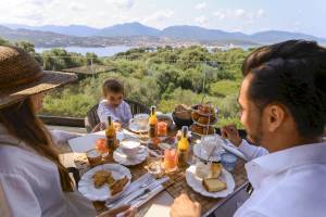 Frühstück auf der Terrasse mit Aussicht auf Meer und Berge mit Familie in L'Hostellerie du Moulin
