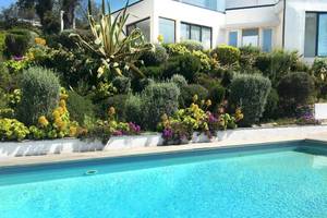 Garten mit Pool vor dem L'Hostellerie du Moulin Hotel