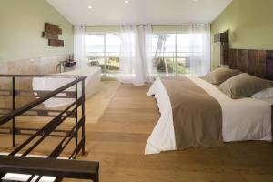 Schlafzimmer im La Lagune Hotel mit Balkon und Badewanne