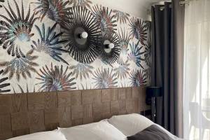 Schlafzimmer im Hotel La Lagune mit bedrucktem Kopfteil und weißen Kissen