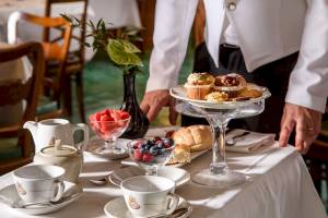 Frühstücksbuffet im Bettoja Hotel Mediterraneo mit verschiedenen Gebäcken, Früchten und Kaffee.