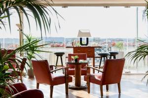 Innenbereich des Bettoja Hotel Mediterraneo mit Lounge-Sitzbereich und Stadtblick.