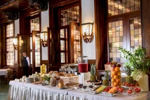Frühstücksbuffet im Bettoja Hotel Mediterraneo mit verschiedenen Früchten und Speisen.