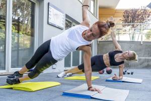 Zwei Frauen machen Yoga im Freien im ARTIEM Audax Hotel.