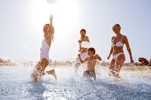 Familie am Strand im Barcelo Fuerteventura Castillo Hotel, spielend im Wasser