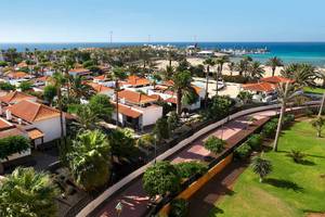 Luftaufnahme des Barcelo Fuerteventura Castillo Resorts mit Blick auf die Küste und den Strand.