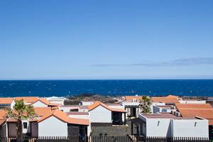 Aussicht auf das Barcelo Fuerteventura Castillo Hotel mit Blick auf das Meer und die Küstenlandschaft.