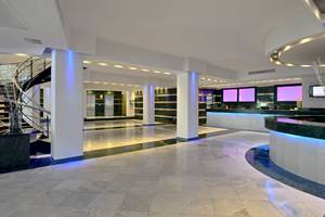 Das elegante Foyer des Sol Milanos Pinguinos Hotels mit Marmorboden und moderner Beleuchtung.