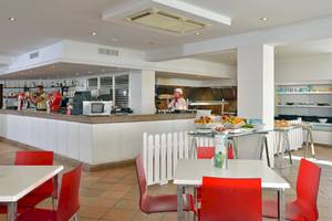 Rezeptionsbereich des Sol Milanos Pinguinos Hotels mit Bar und Frühstücksbuffet.