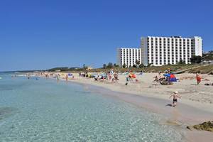 Strand mit vielen Menschen und dem Sol Milanos Pinguinos Hotel im Hintergrund