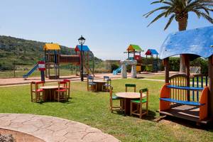 Spielplatz im Freien im Sol Milanos Pinguinos Hotel mit bunten Rutschen und Spielgeräten.