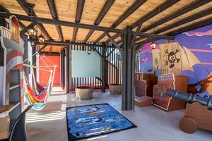 Innenbereich eines Piraten-Thema Zimmers im Barcelo Fuerteventura Castillo mit Hängematten, Piratenschiff Wandmalerei und Spielzeug Kanonen.
