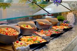 Buffet-Tisch im Hotel Sol Milanos Pinguinos mit verschiedenen Gerichten.