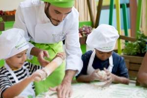 Kochkurs im Barcelo Fuerteventura Castillo mit Kindern in Kochmützen.