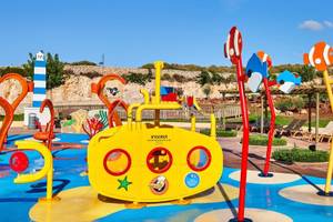 Wasserspielplatz im Punta Prima Resort & Spa mit bunten Figuren und einem U-Boot