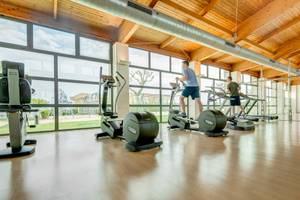 Fitnessraum im Punta Prima Resort & Spa mit Laufbändern und Fenstern