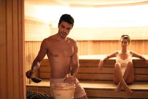 Mann und Frau in einer Sauna des Punta Prima Resort & Spa