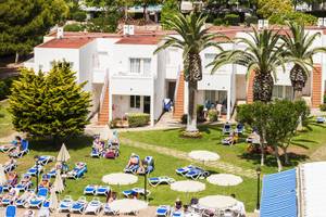 Luftaufnahme des Globales Lord Nelson Hotels mit Gästebereich und Sonnenliegen auf der Terrasse.